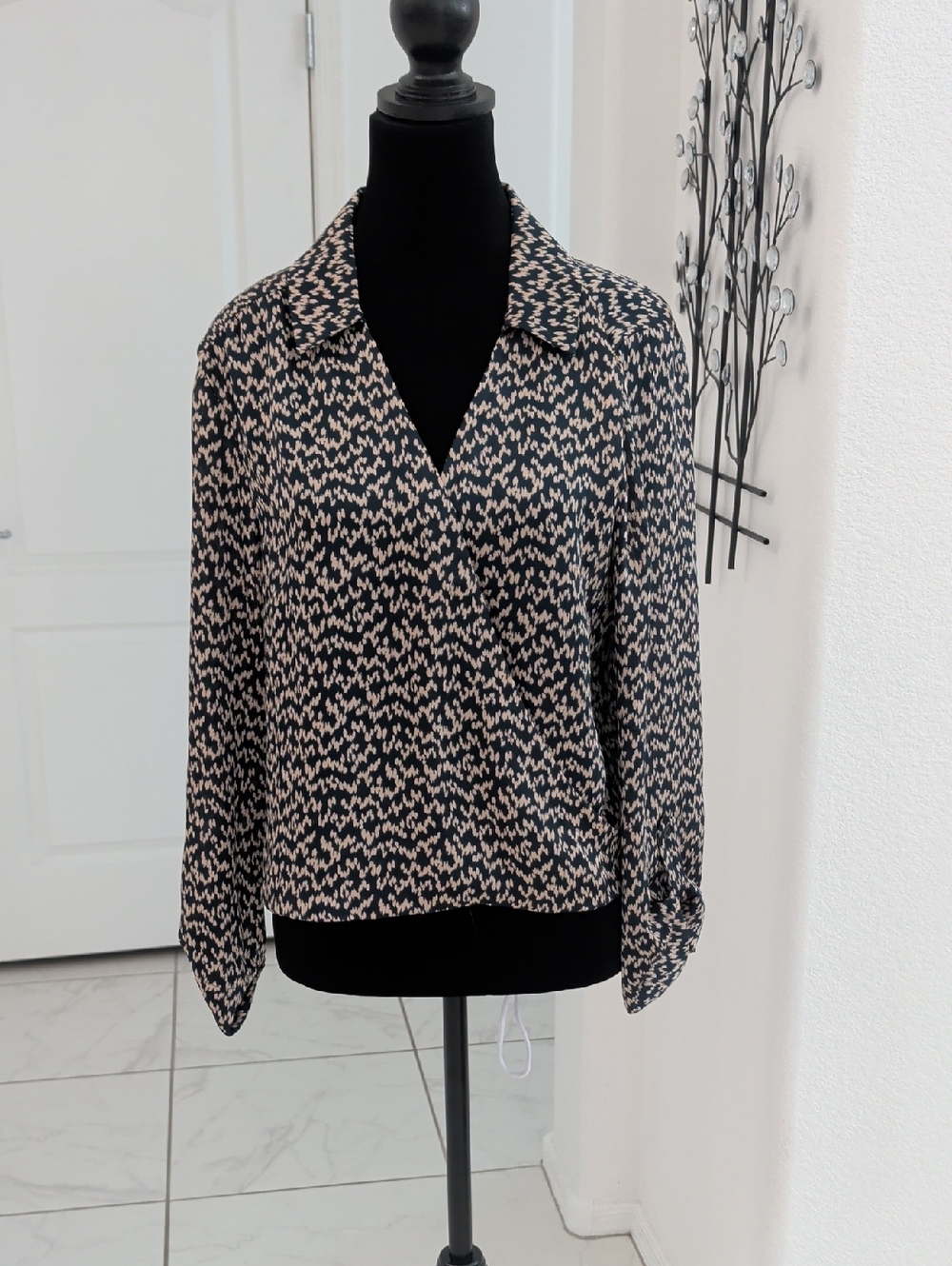 New PLEIONE Dark Green & Tan Print Loose Blouson Blouse M Surplice V-Neck